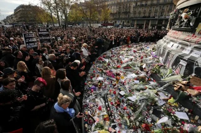 PLace de la Republique silence