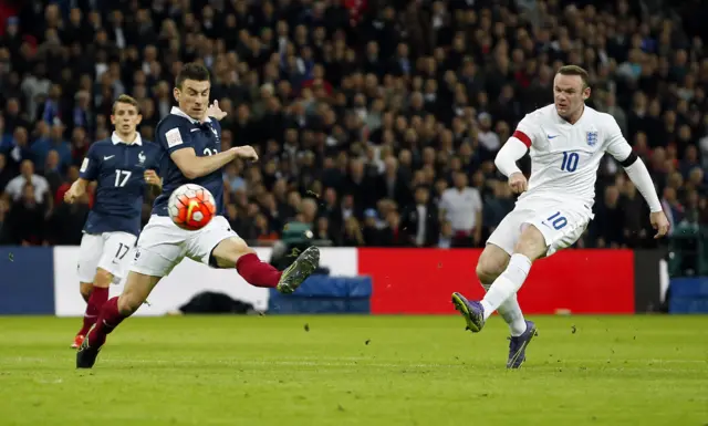 Wayne Rooney shoots at Hugo Lloris