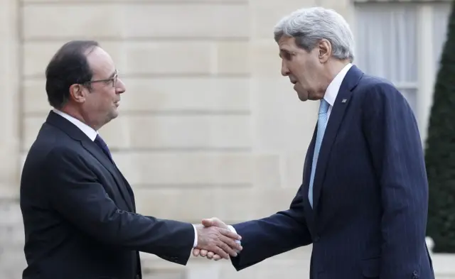 French President Francois Hollande shakes hands with US Secretary of State John Kerry at the Elysee Palace in Paris (17 November 2015)