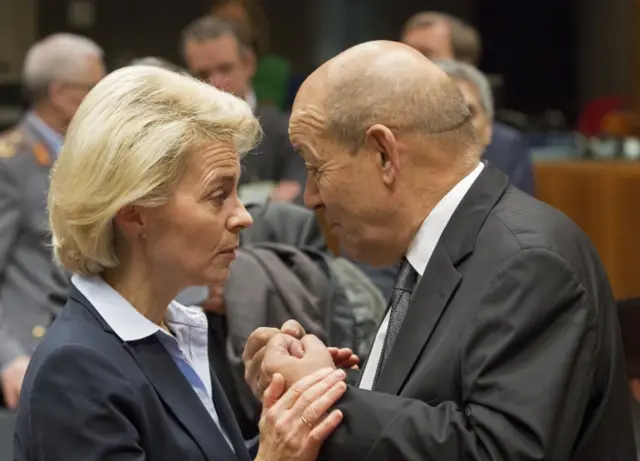 German Defence Minister Ursula von der Leyen talks to her French counterpart Jean-Yves Le Drian (R) at a meeting of European Union foreign and defence ministers in Brussels (17 November 2015)