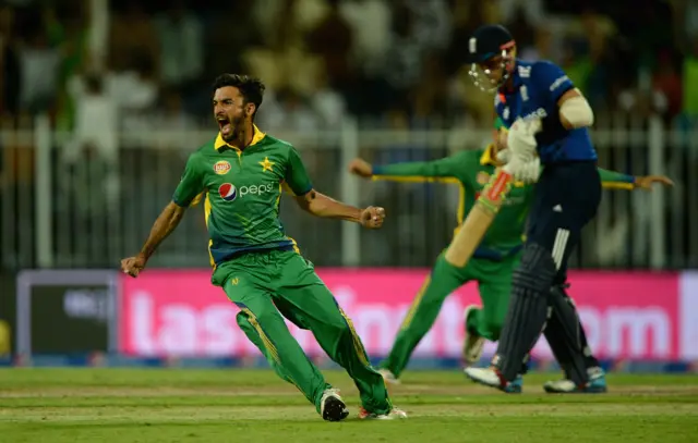 Zafar Gohar of Pakistan celebrates