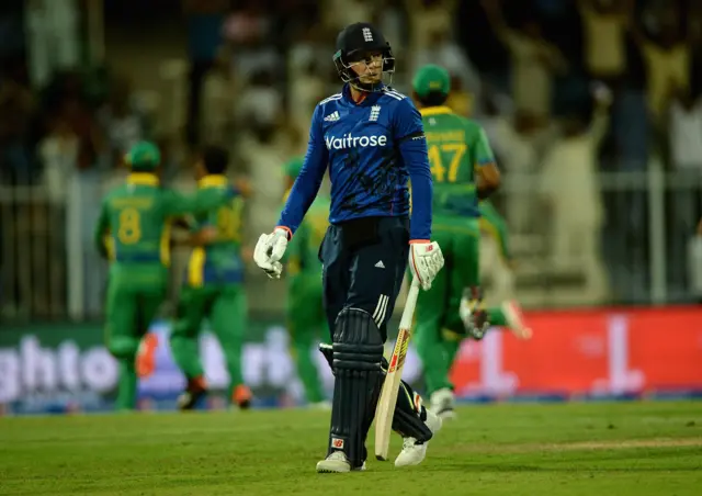 Root of England leaves the field