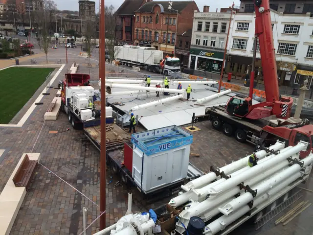 Wheel of Light going up in Jubilee Square