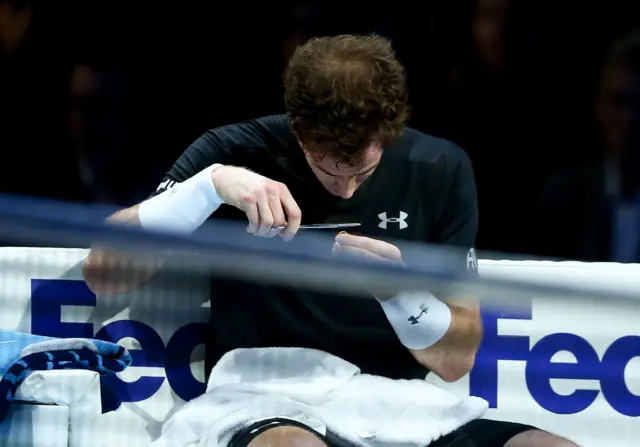 Andy Murray cuts his hair on court