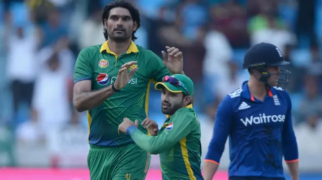 Mohammad Irfan of Pakistan celebrates