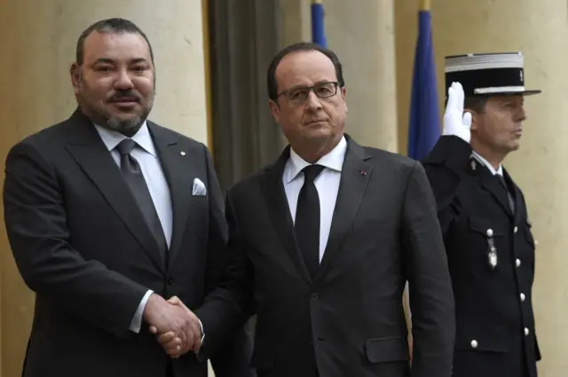 French President Francois Hollande (centre) shakes hands with Morocco"s King Mohammed VI upon his arrival for their talks at the Elysee palace in Paris