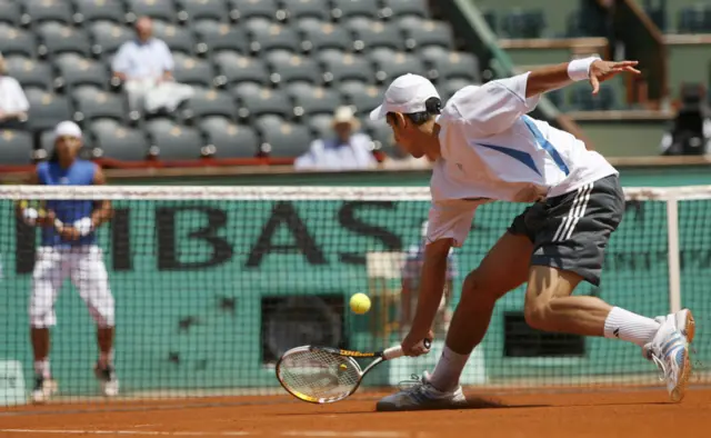 Novak Djokovic and Rafael Nadal playing at the 2006 French Open