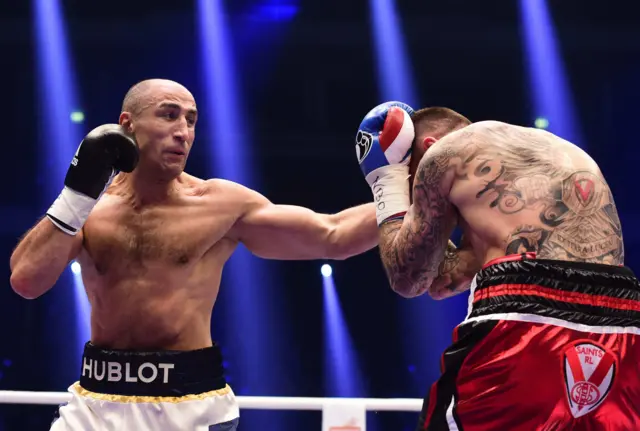 Arthur Abraham slowly gains advantage in the fight with Martin Murray