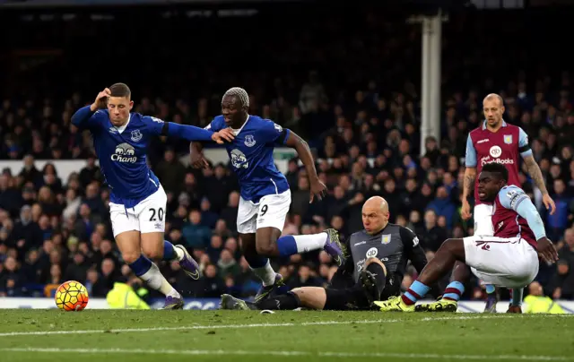 Ross Barkley scores Everton's third goal