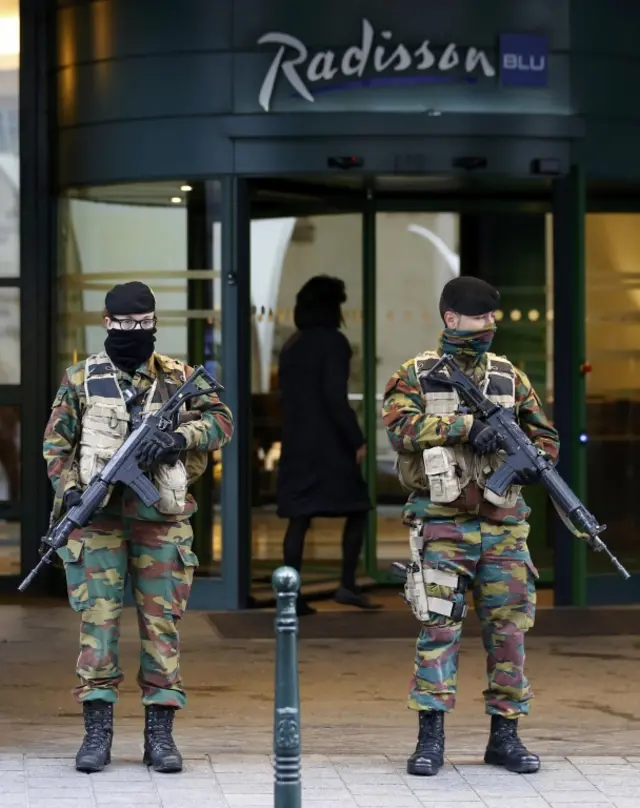 Belgian soldiers stand guard outside the Radisson Blu hotel in central Brussels (21 November 2015)