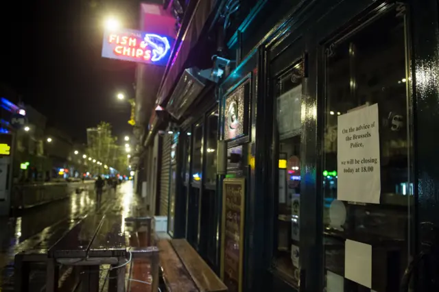 A note on the door of a pub in Brussels, saying it is closing early