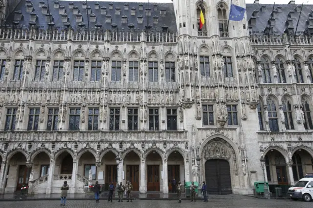 Belgian soldiers patrol Brussels Grand Place (22 November 2015)