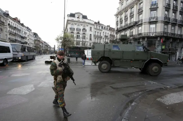 Belgian soldiers patrol in central Brussels (22 November 2015)