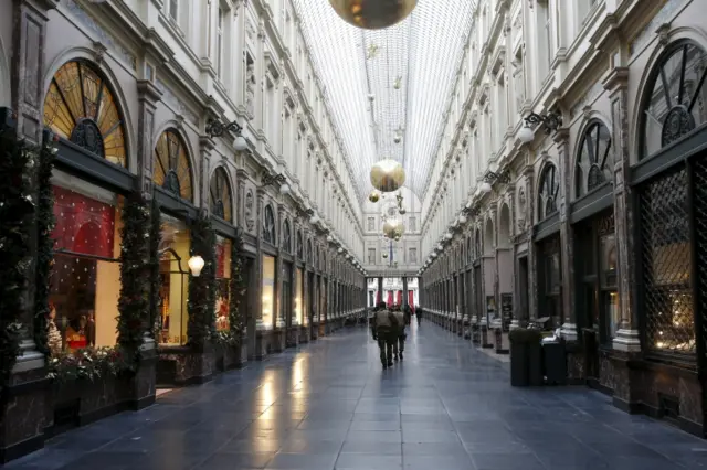 Soldiers patrol a shopping arcade in central Brussels (22 November 2015)