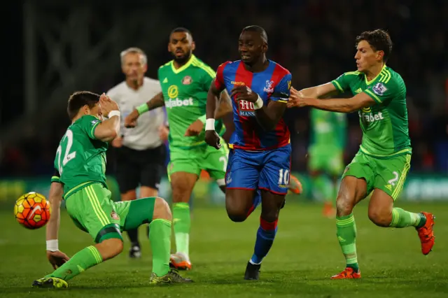 Yannick Bolasie looks to get past a resilient Sunderland defence