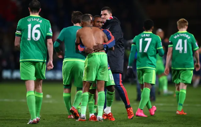 The Sunderland players congratulate each other at full time