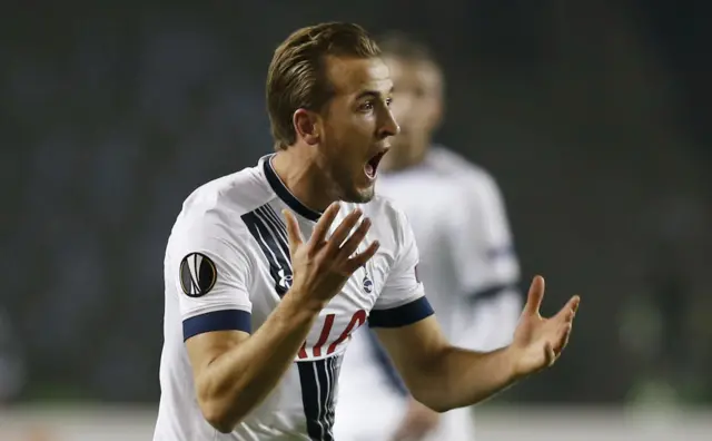 Harry Kane appeals for a corner