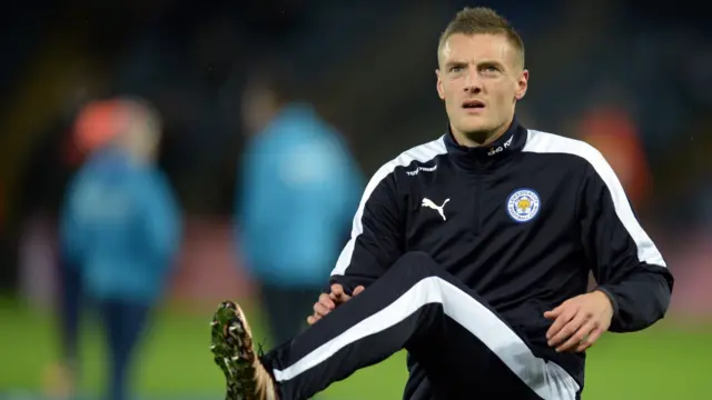 Jamie Vardy warms up