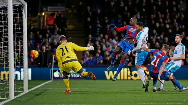 Yannick Bolasie scores