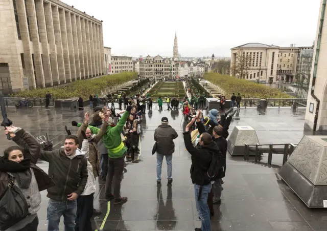 The human chain crosses the Place de la Nation