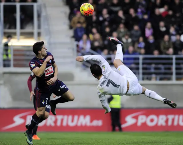 Cristiano Ronaldo tries a bicycle kick