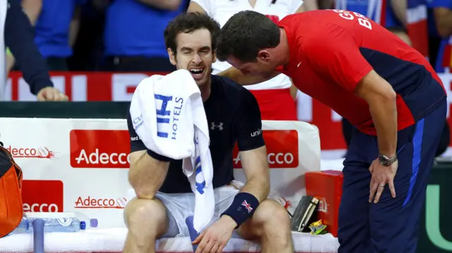 GB captain Leon Smith talks to Andy Murray