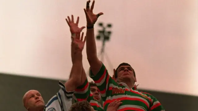 Martin Johnson and Nigel Redman compete for a lineout