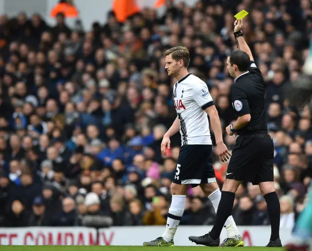 Jan Vertonghen gets a yellow card