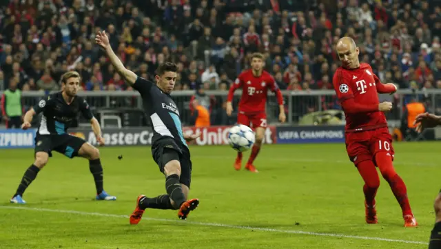 Arjen Robben scores