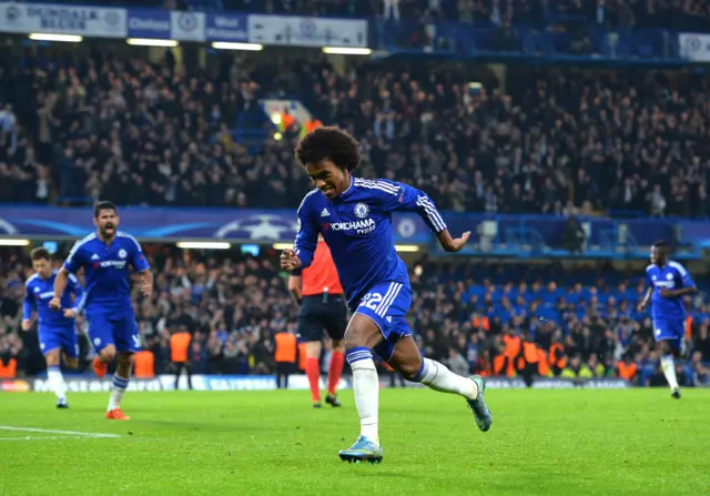 Willian (C) celebrates