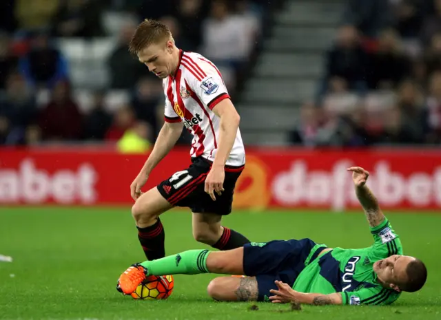 Sunderland's Duncan Watmore is challenged by Southampton's Jordy Clasie