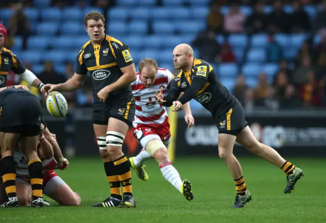 Joe Simpson of Wasps passes the ball