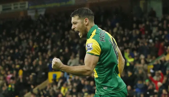 Wes Hoolahan celebrates