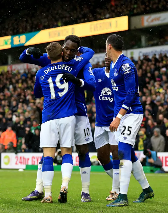 Everton celebrate Lukaku's goal