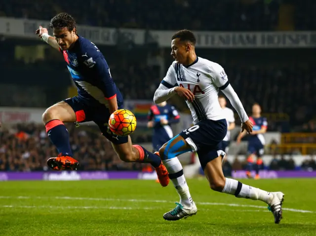 Daryl Janmaat up against Dele Alli