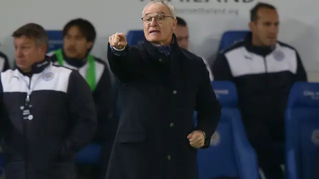 Claudio Ranieri instructs