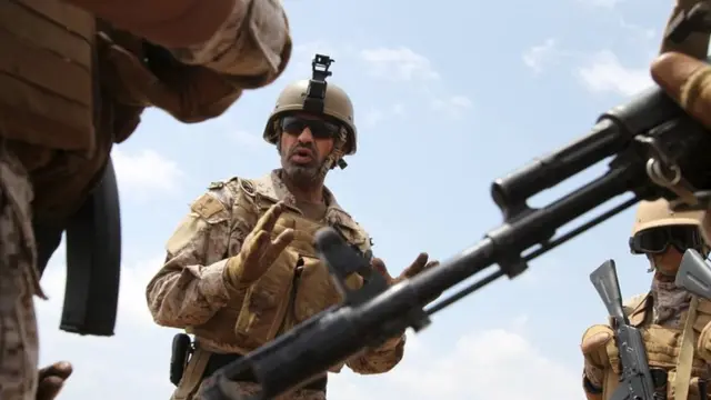 Saudi Col Abdullah al-Sahyan talks to his soldiers at their base in Ade (28 September 2015)