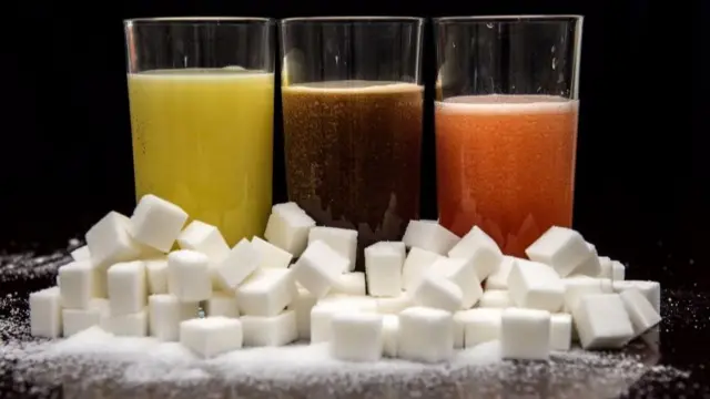 Fizzy drinks and sugar cubes