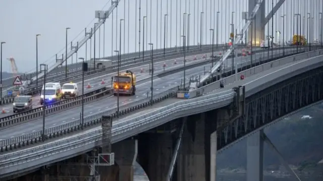 Amey hopes the Forth Road Bridge will reopen on 4 January 2016