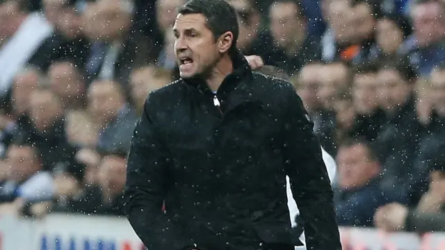 Remi Garde instructs