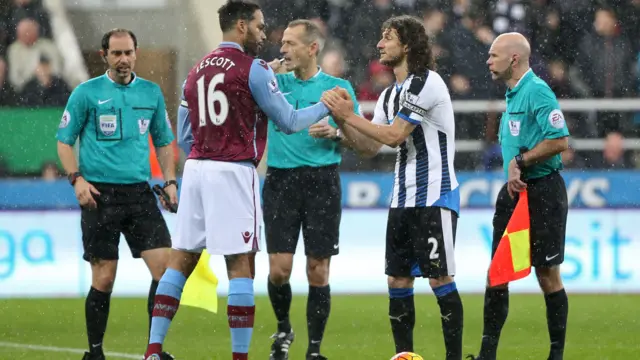 Fabricio Coloccini shakes hands