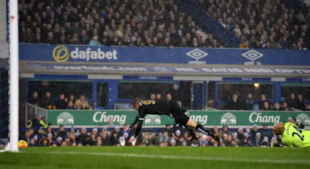 Jamie Vardy is brought down by Tim Howard