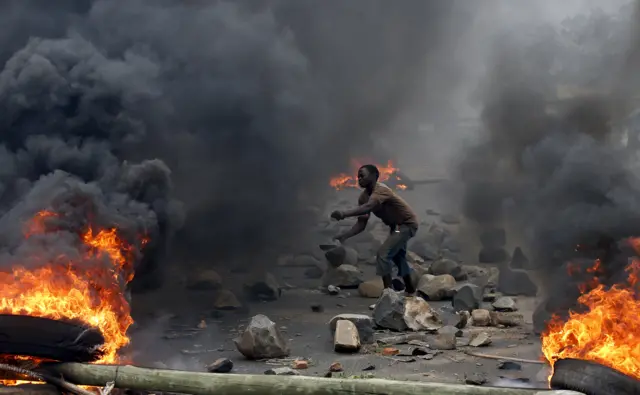 A protester sets up a barricade during a protest against Burundi President Pierre Nkurunziza and his bid for a third term in Bujumbura, Burundi, in this May 22, 2015 file photo