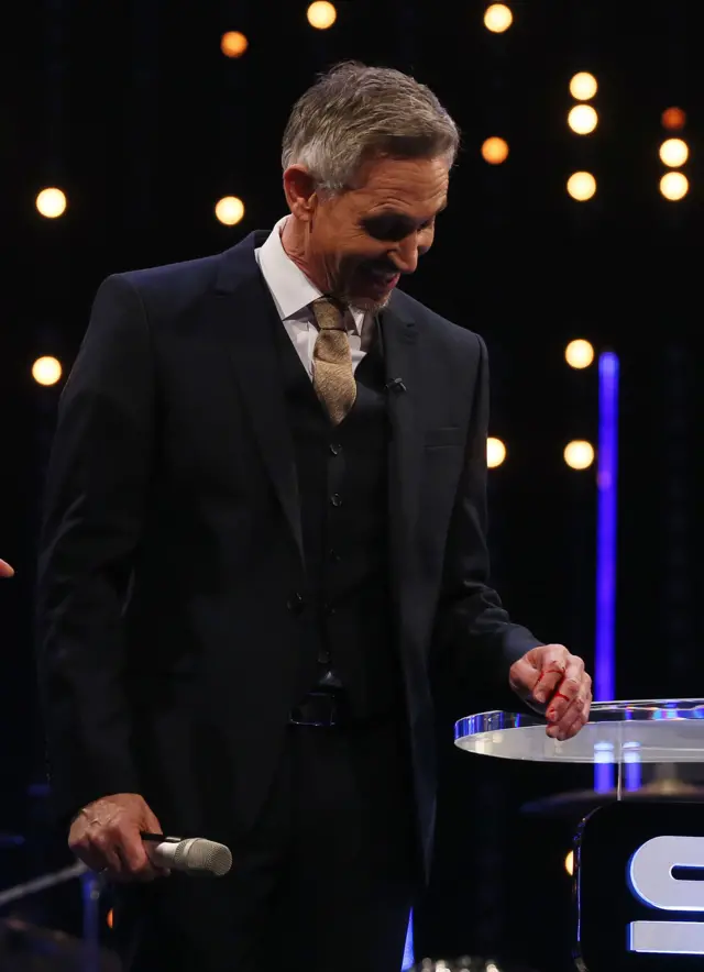 Gary Lineker cuts his finger