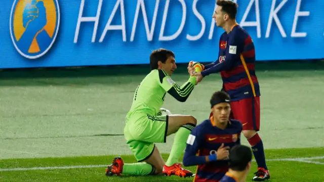 Lionel Messi shakes hands with Marcelo Barovero