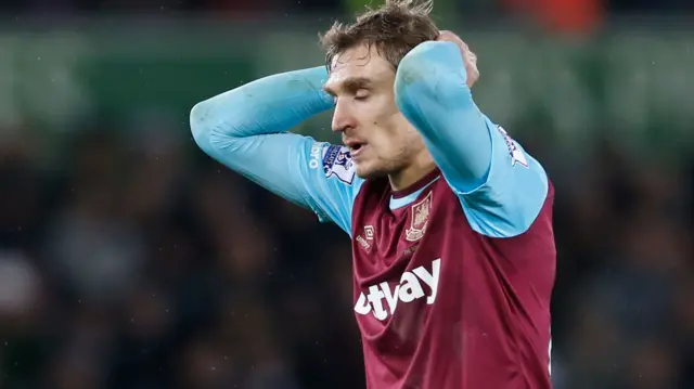 Nikica Jelavic reacts