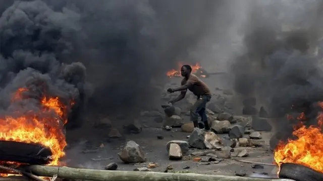 A protester sets up a barricade during a protest against Burundi President Pierre Nkurunziza and his bid for a third term in Bujumbura, Burundi, in this May 22, 2015