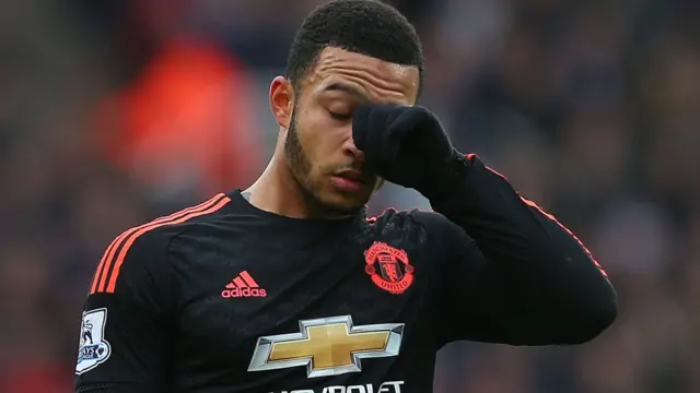 Memphis Depay looks dejected