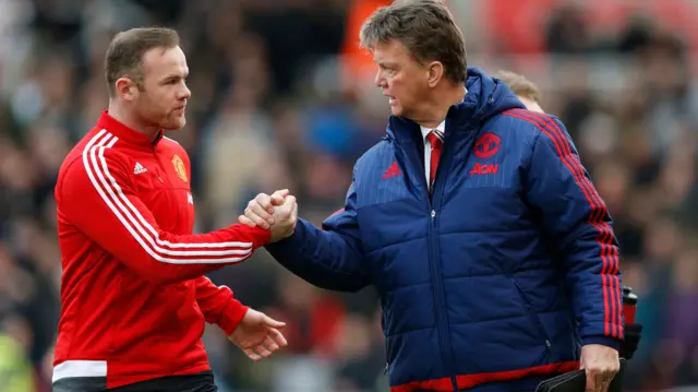 Wayne Rooney talks with Louis van Gaal