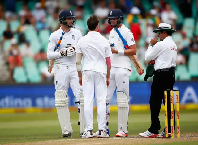 Steven Finn and Stuart Broad of England have a chat with Dale Steyn